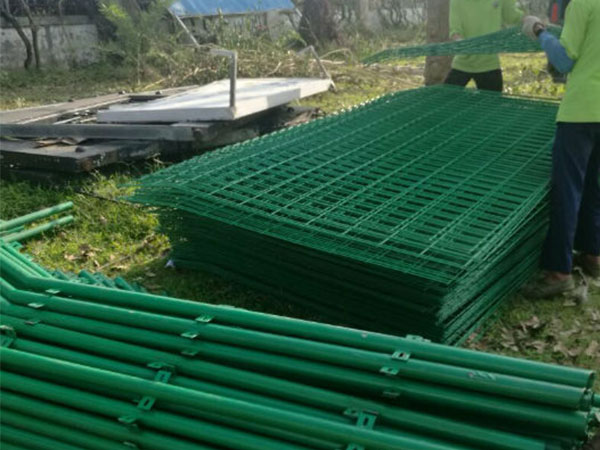 青山戴家湖公園外圍圈地綠色鐵絲網護欄