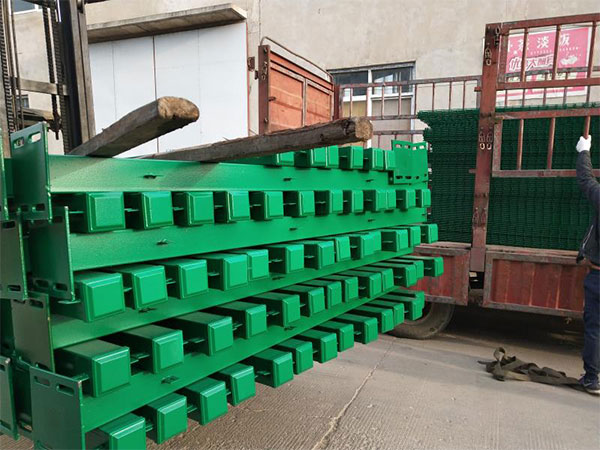 森林公園大方柱三角折彎護欄網送貨